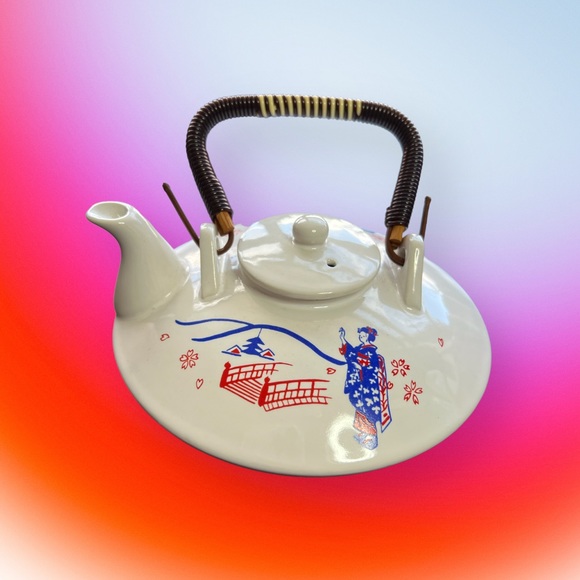 Vintage White Japanese Print Small Teapot Geisha over Bridge Sake Teapot. - Picture 4 of 9